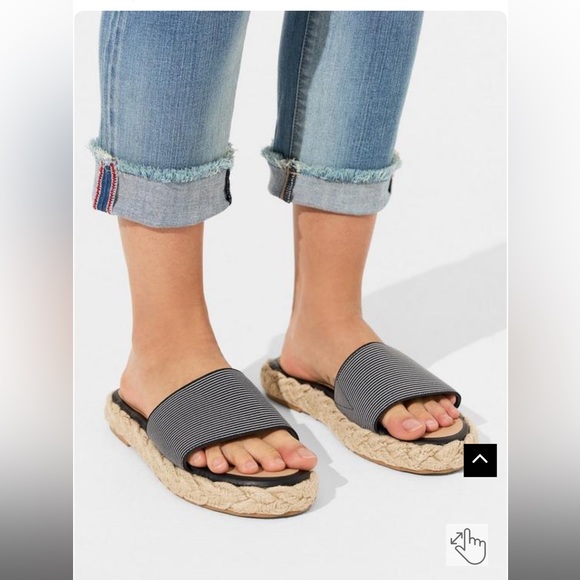 TORRID SIZE 7 WW SINGLE BAND PLATFORM SLIDE WOMENS NWT BLACK & WHITE - Picture 3 of 7